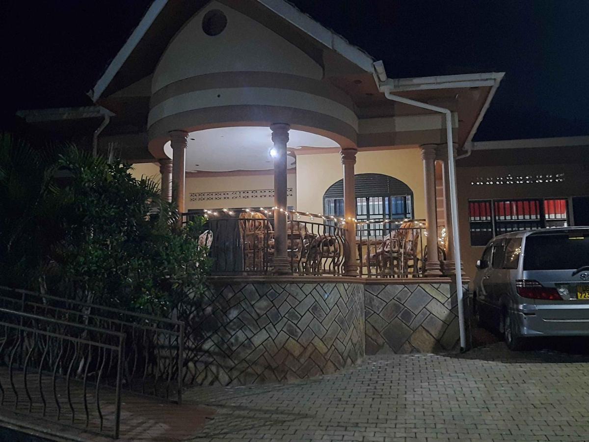 Airport Side Hotel عنتيبي المظهر الخارجي الصورة