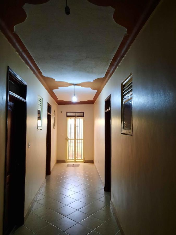Airport Side Hotel عنتيبي المظهر الخارجي الصورة