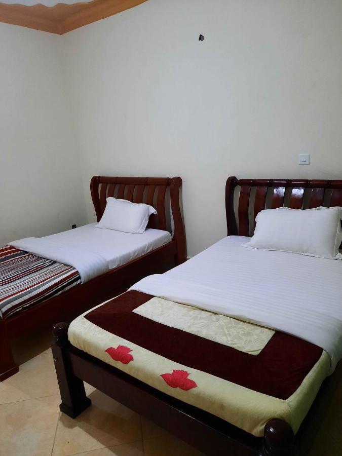 Airport Side Hotel عنتيبي المظهر الخارجي الصورة