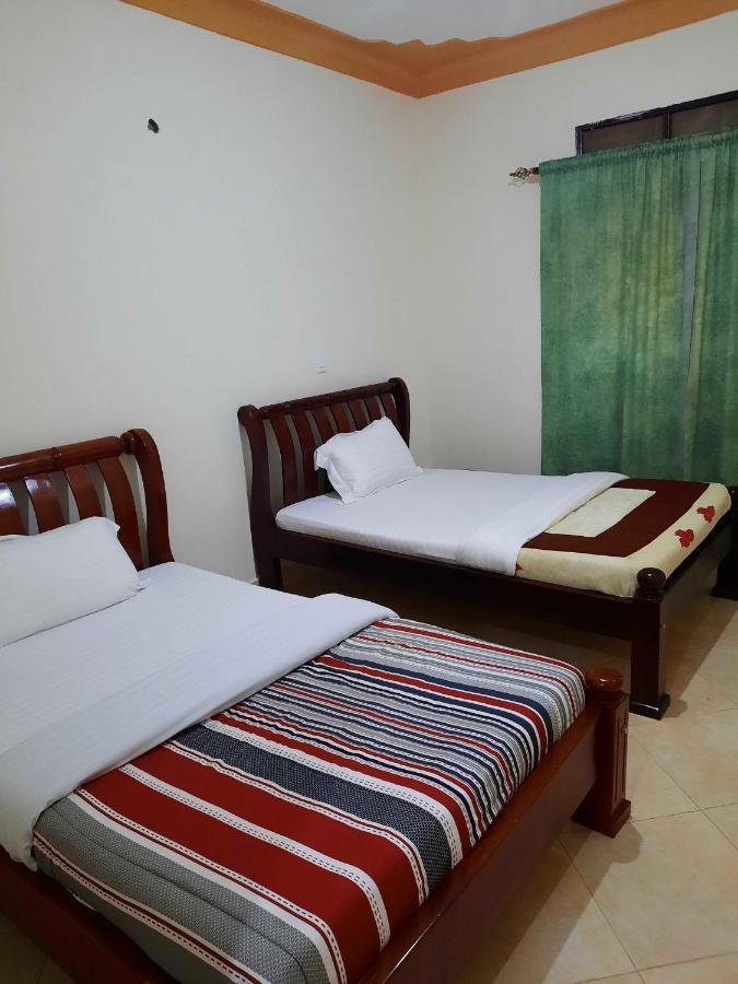 Airport Side Hotel عنتيبي المظهر الخارجي الصورة