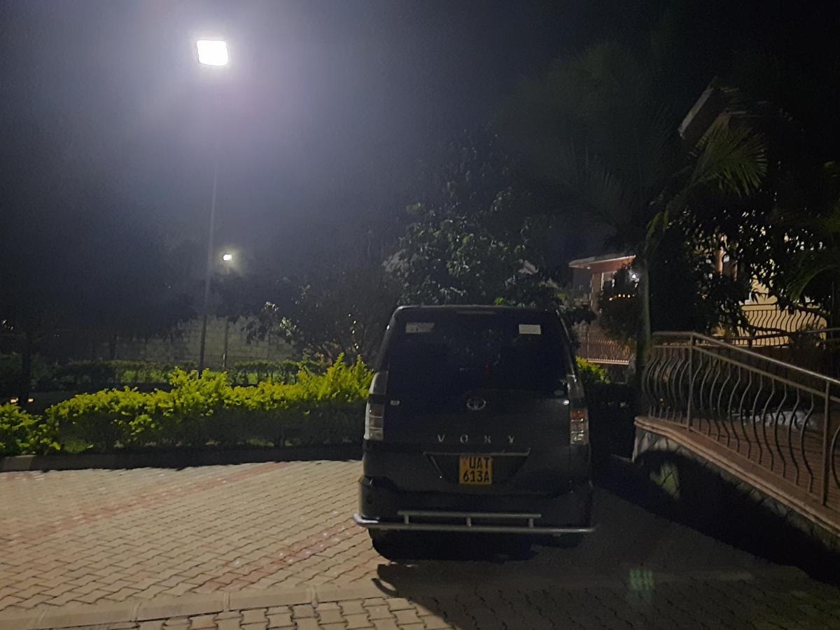 Airport Side Hotel عنتيبي المظهر الخارجي الصورة