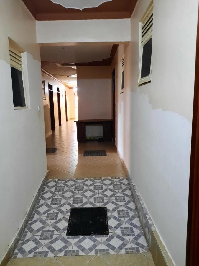 Airport Side Hotel عنتيبي المظهر الخارجي الصورة