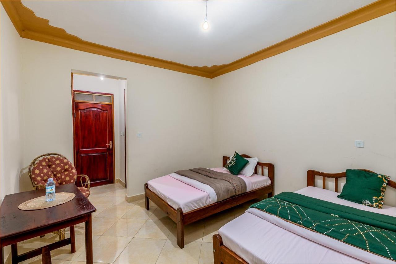 Airport Side Hotel عنتيبي المظهر الخارجي الصورة