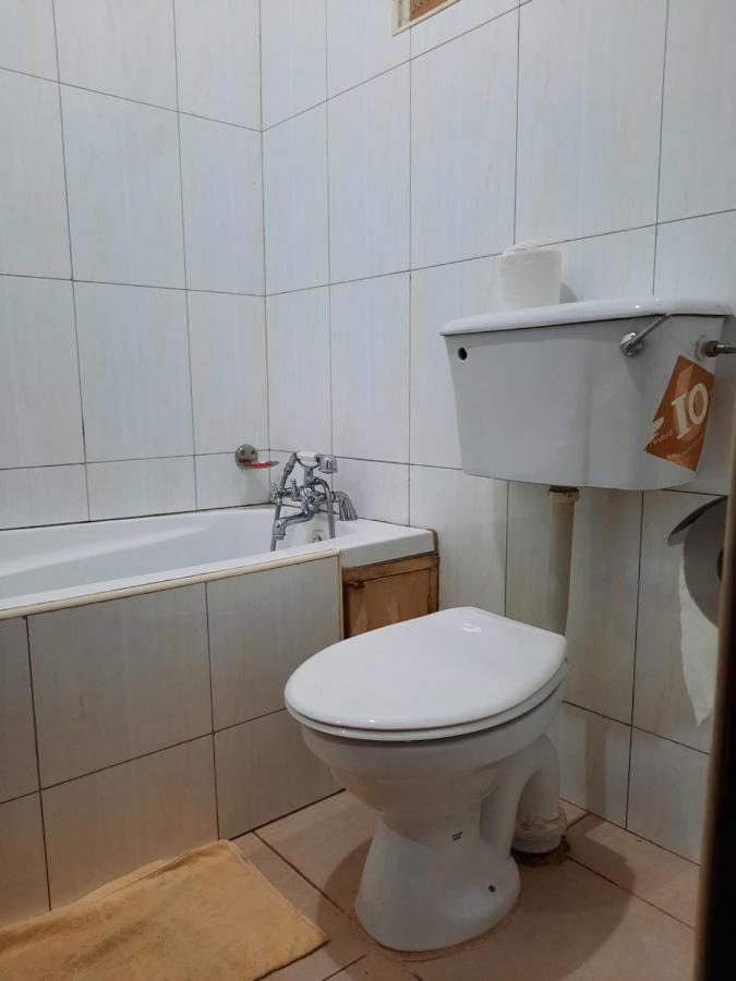 Airport Side Hotel عنتيبي المظهر الخارجي الصورة