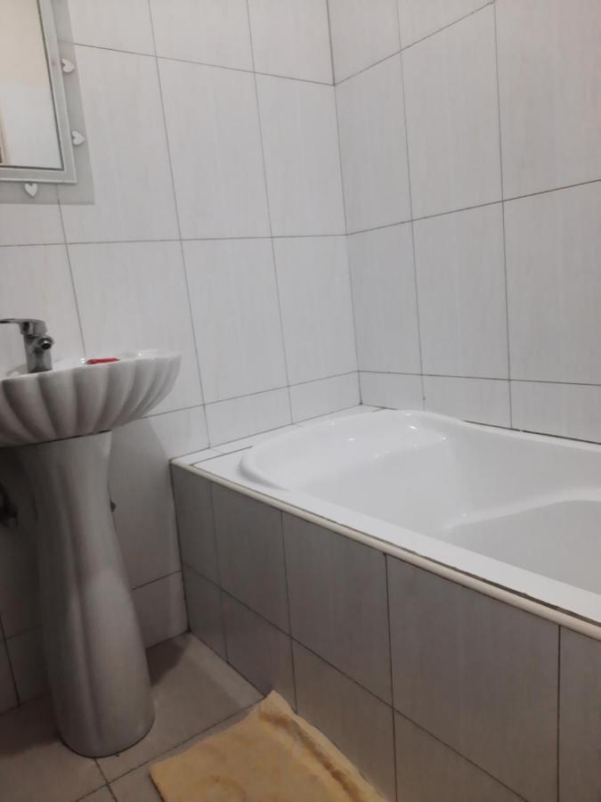 Airport Side Hotel عنتيبي المظهر الخارجي الصورة