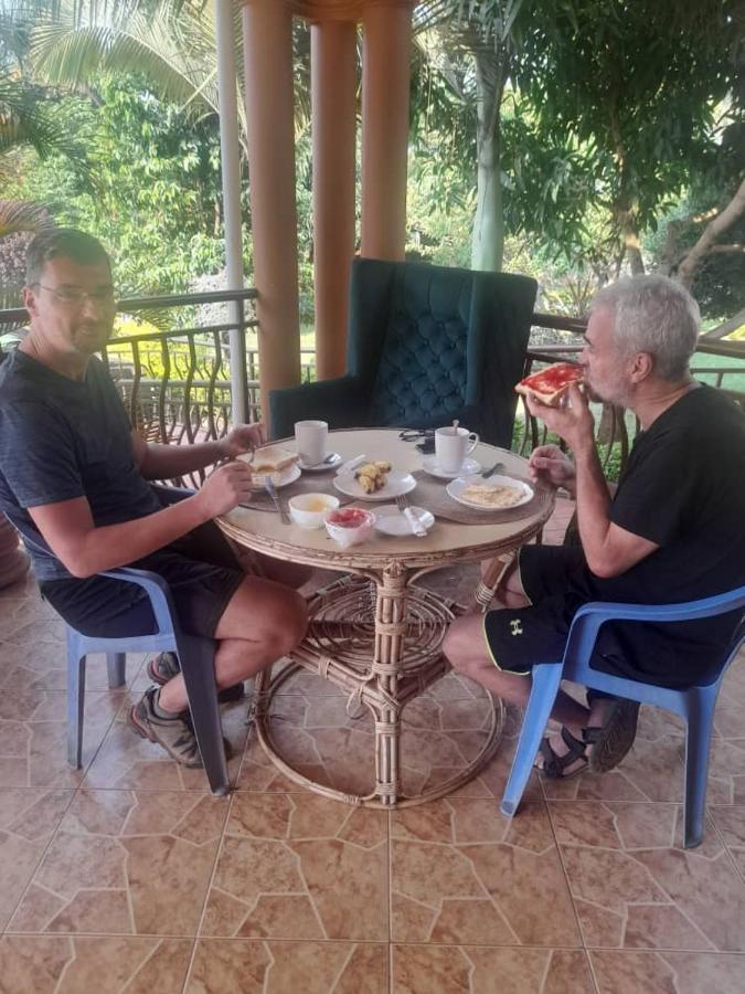 Airport Side Hotel عنتيبي المظهر الخارجي الصورة